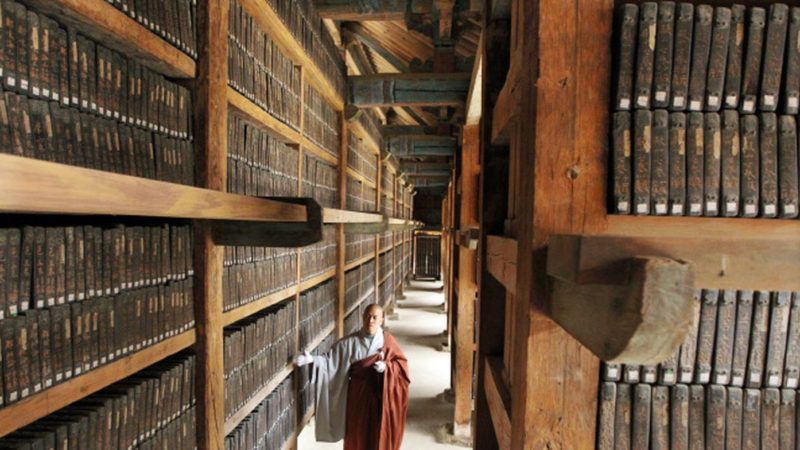 Iată cum arată o „carte” scrisă pe 81.000 de plăci de lemn