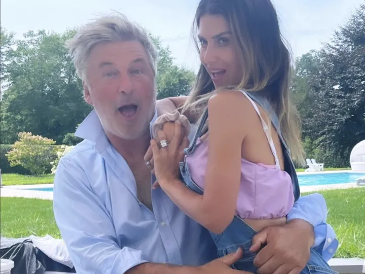 Fiica lui Alec Baldwin își ia tatăl peste picior. Subiectul e vârsta Hilariei Baldwin