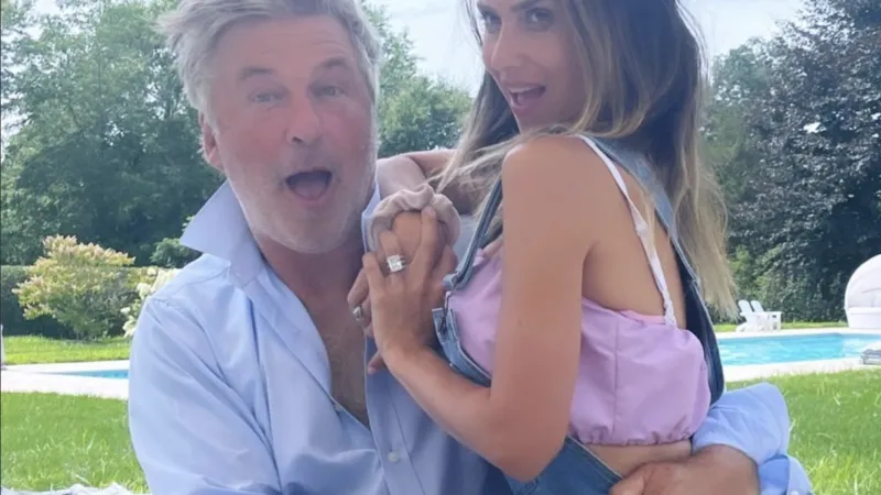 Fiica lui Alec Baldwin își ia tatăl peste picior. Subiectul e vârsta Hilariei Baldwin