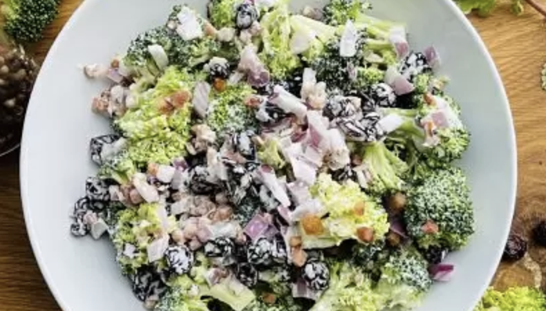 Salată de broccoli cu bacon și merișoare a la chef Nicolaie Tomescu