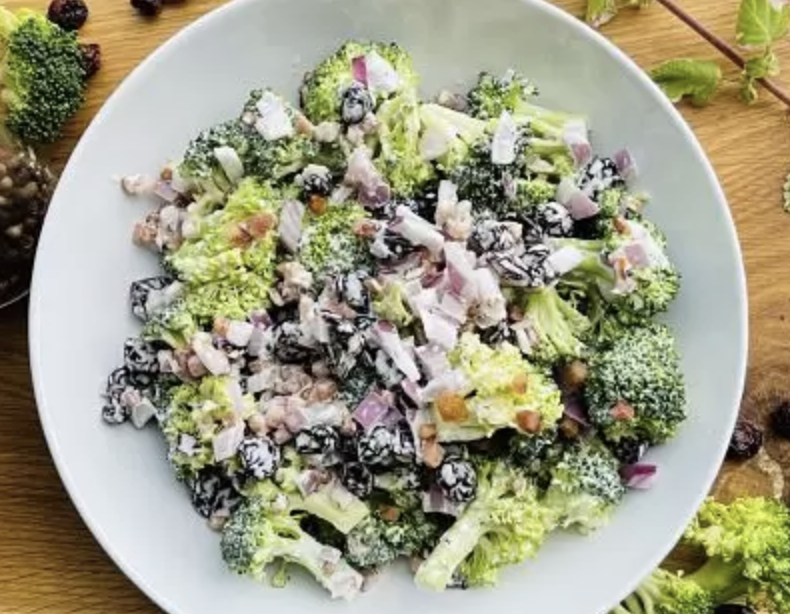 Salată de broccoli cu bacon și merișoare a la chef Nicolaie Tomescu