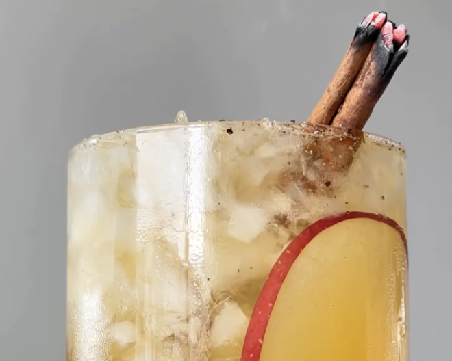 Va deveni garantat preferatul vostru: Cocktail de iarnă cu mere și scorțișoară afumată
