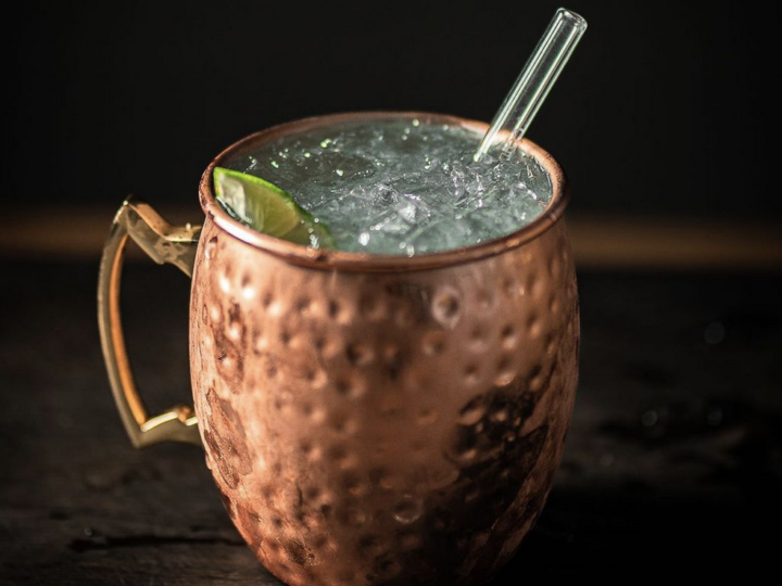 Adevărata poveste a unui cocktail ieșit din tipare. Cum a fost inventat Moscow Mule și cum se prepară