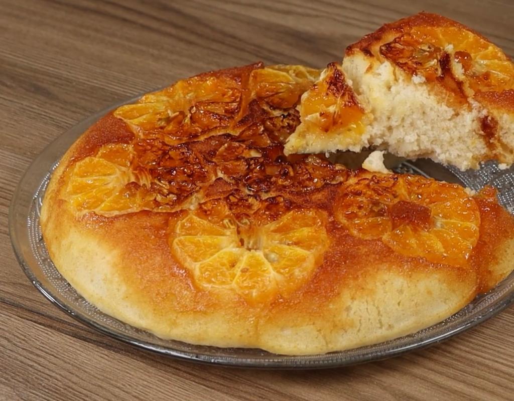 Dacă v-ați săturat de cozonac, încercați „Prăjitură răsturnată, cu portocale”. Se poate prepara și la tigaie