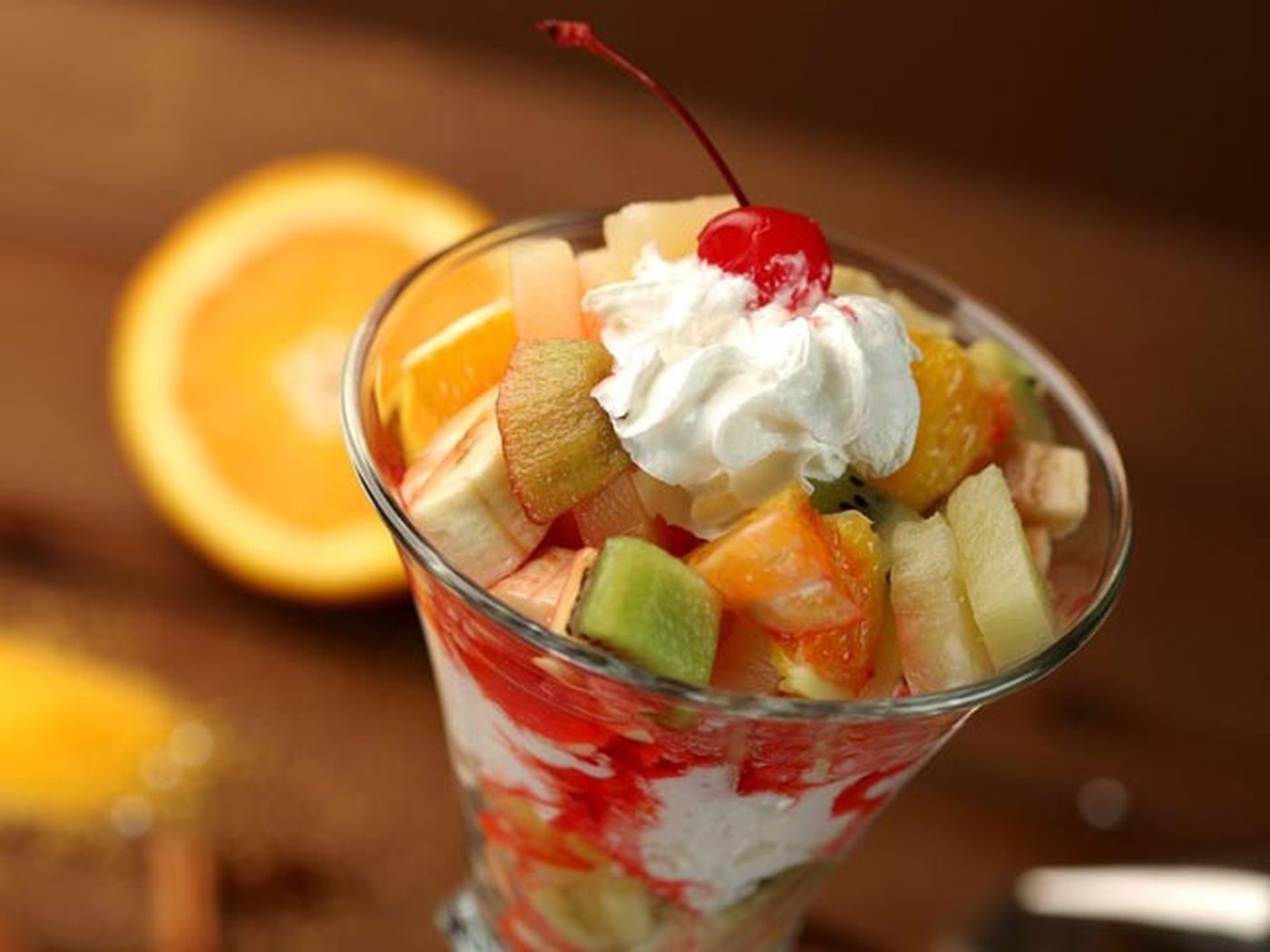 Десерт из фруктов рецепт. Маседуан де фрюи. Фруктовый салат. Мороженое с фруктами. Фрукты со взбитыми сливками.