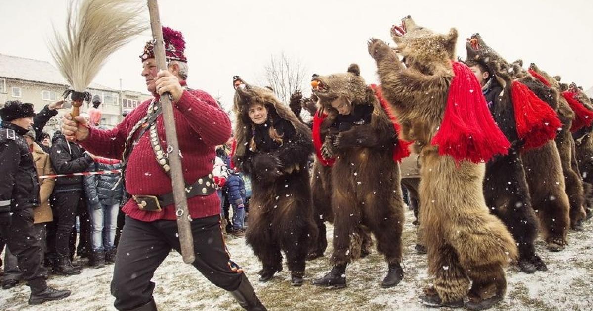 Tradiții de Crăciun și Anul Nou. Umblatul cu capra, ursul, plugușorul