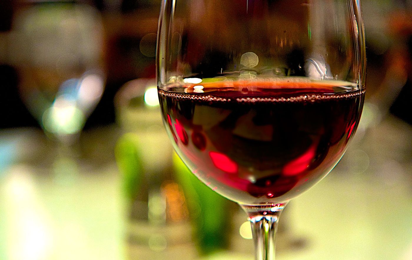 Beți vin, e sănătos și întinerește! Ce este Reservatrolul, ingredientul minune!