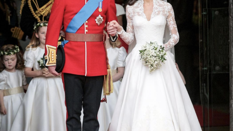 Aceasta este cea de-a doua rochie de mireasă a lui Kate Middleton, pe care publicul nu a văzut-o. A arătat splendid