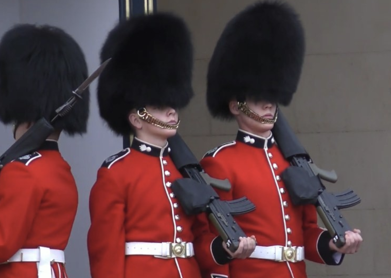Garda Regală a Marii Britanii a anunțat doliu! Soldații au adus tributul suprem. Video