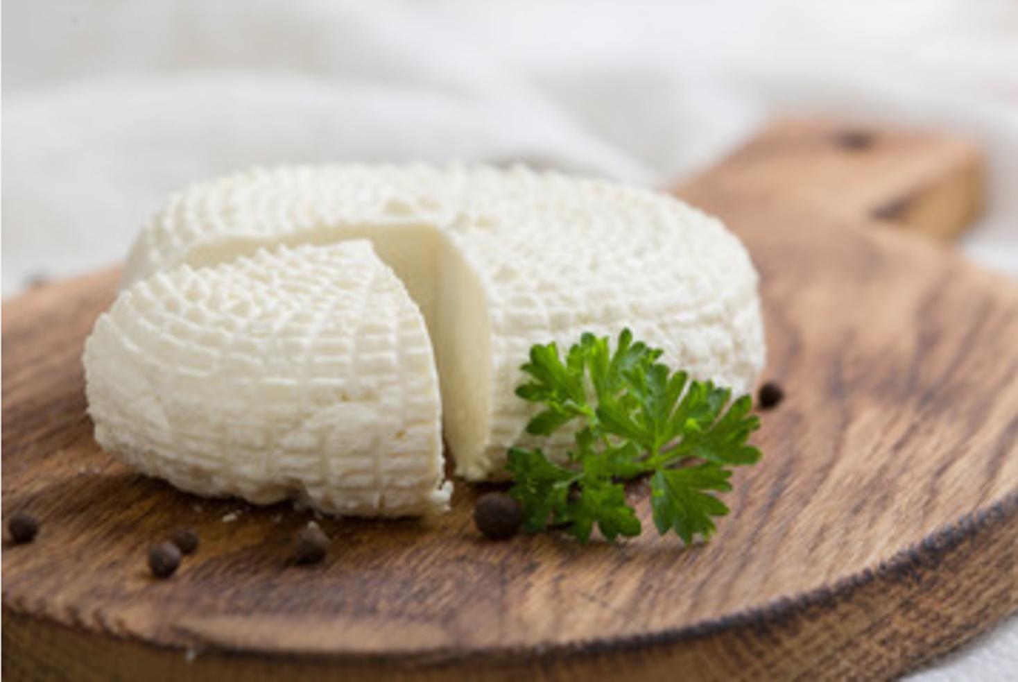 Învățați să preparați brânză din lapte de vaci acasă. E foarte simplu și sănătos!