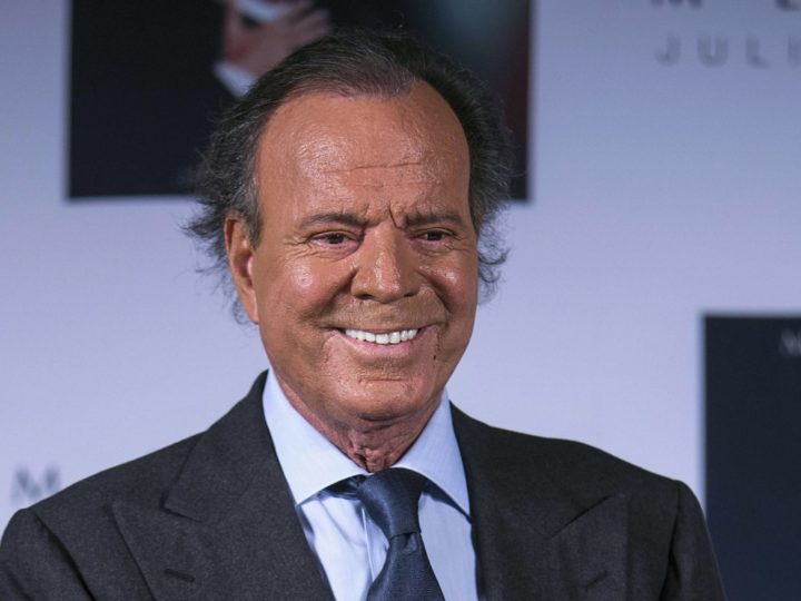 Vameșilor nu le-a venit să creadă ce au găsit în valizele lui Julio Iglesias. A fost nevoie de intervenția ministrului Culturii