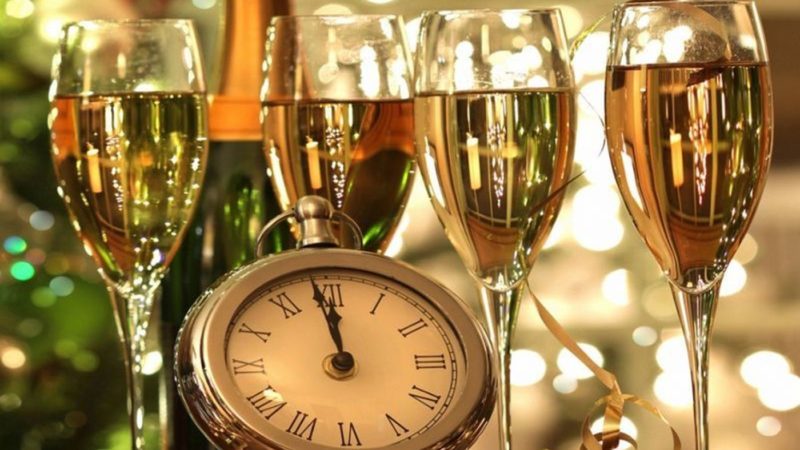 Tradiții pentru Revelionul pe stil vechi. De ce sârbii sparg paharele din care au băut șampanie
