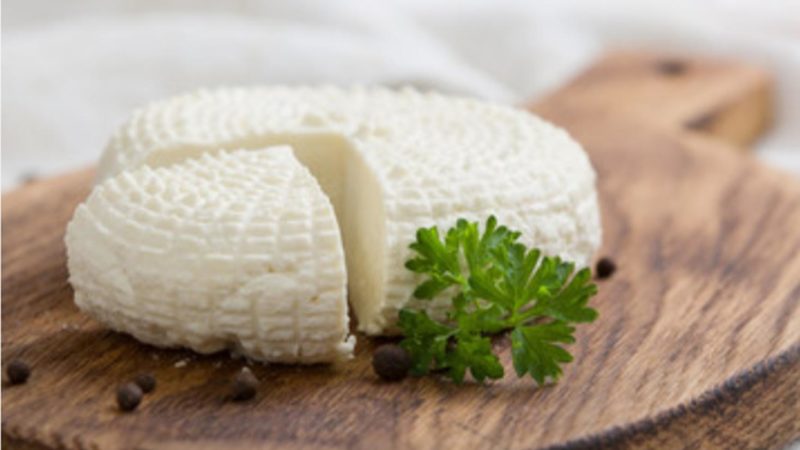 Învățați să preparați brânză din lapte de vaci acasă. E foarte simplu și sănătos!