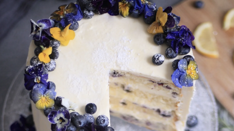 O rețetă care invită primăvara: Tortul de afine cu cremă de brânză
