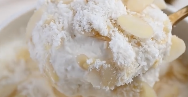 Rețetă pentru un desert savuros la micul dejun: Raffaello cu iaurt