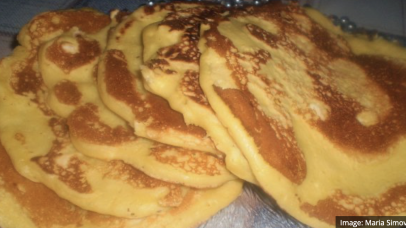 Rețetă: pancakes pufoase cu brânză feta. Legenda spune că cine le gustă se îndrăgostește de ele iremediabil