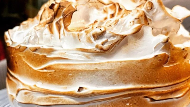 Cum se prepară cea mai neobișnuită prăjitură. „Baked Alaska” are înghețată și e flambată