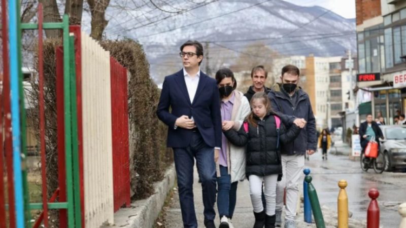 Gest incredibil făcut de președintele Macedoniei. Are legătură cu o fetiță cu probleme la școală