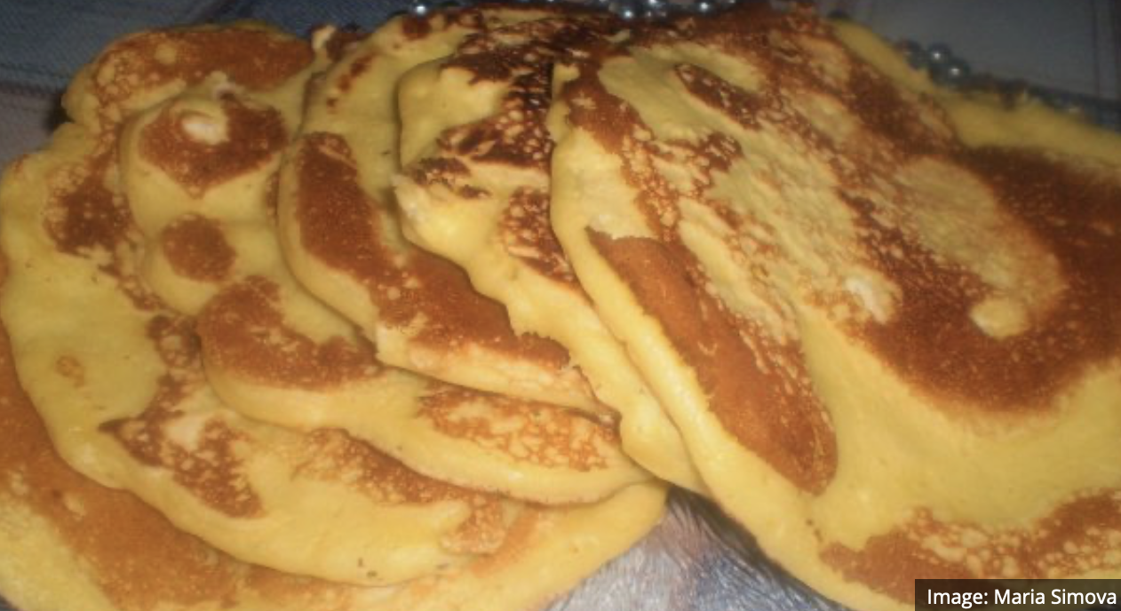 Rețetă: pancakes pufoase cu brânză feta. Legenda spune că cine le gustă se îndrăgostește de ele iremediabil