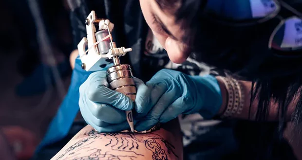 Problemele tinerilor rebeli: „Ce tatuaj vrei? Trebuie să fie ceva care o să-ți placă toată viața. – Bine, atunci fă-mi niște…”