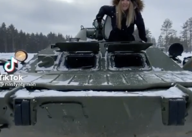 Viral pe internet. Ucrainenii învață cum se pornește un tanc rusesc. Explicații pentru blonde