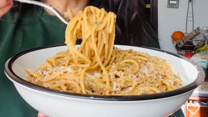 Spaghete cu ceapă caramelizată. Un deliciu cum nu ați mai gustat