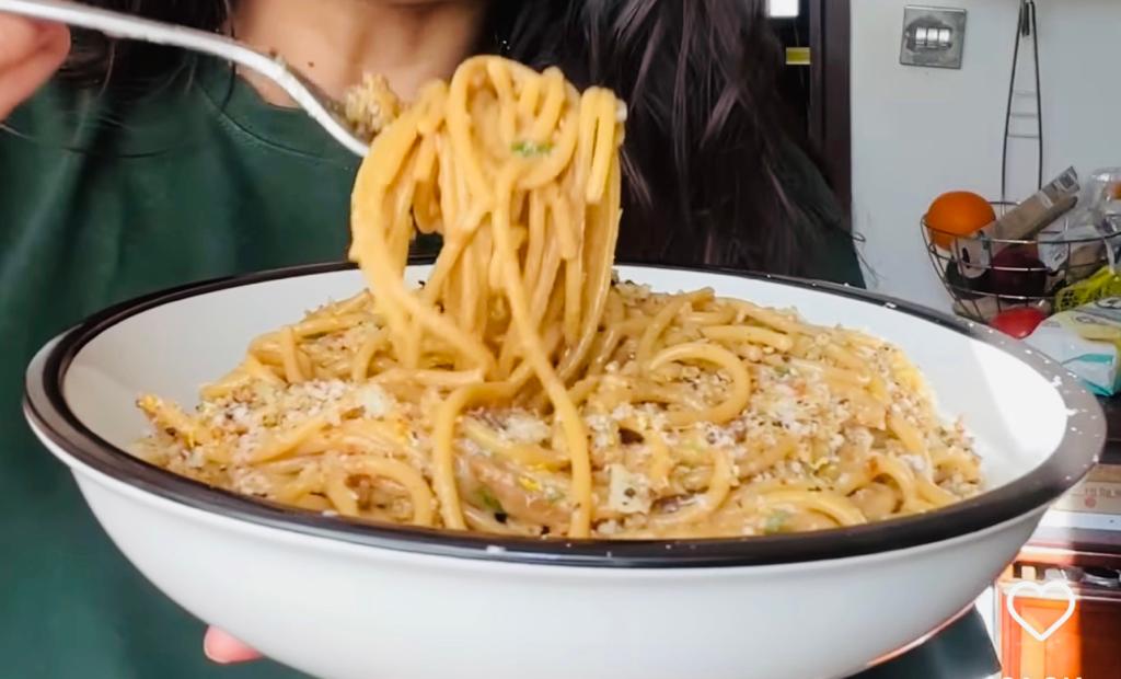 Spaghete cu ceapă caramelizată. Un deliciu cum nu ați mai gustat