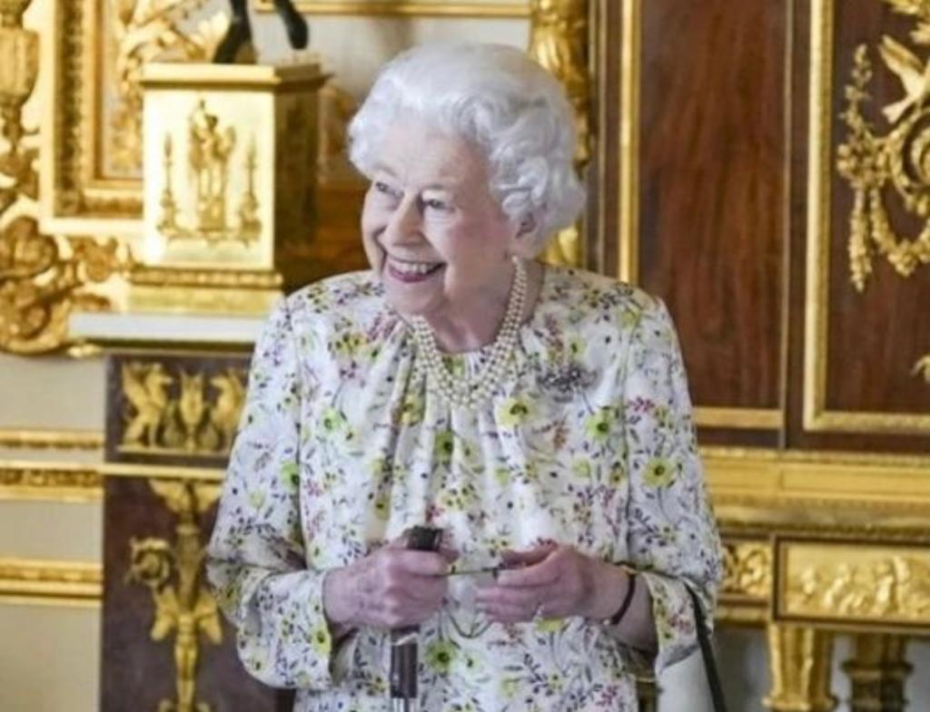 Regina Elisabeta are o colecție de bastoane fashion. Accesoriul trebuie să fie perfect asortat. Foto