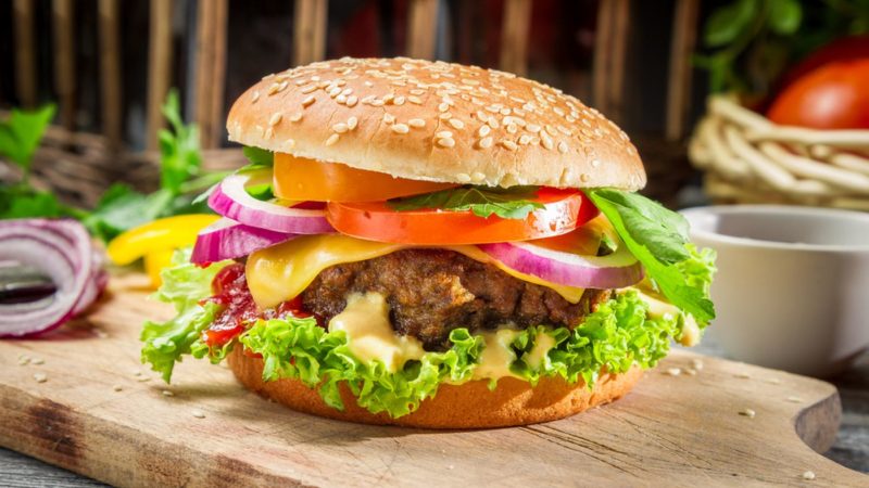 Pentru a pregăti un hamburger perfect trebuie să știți aceste trucuri. Iată formula corectă