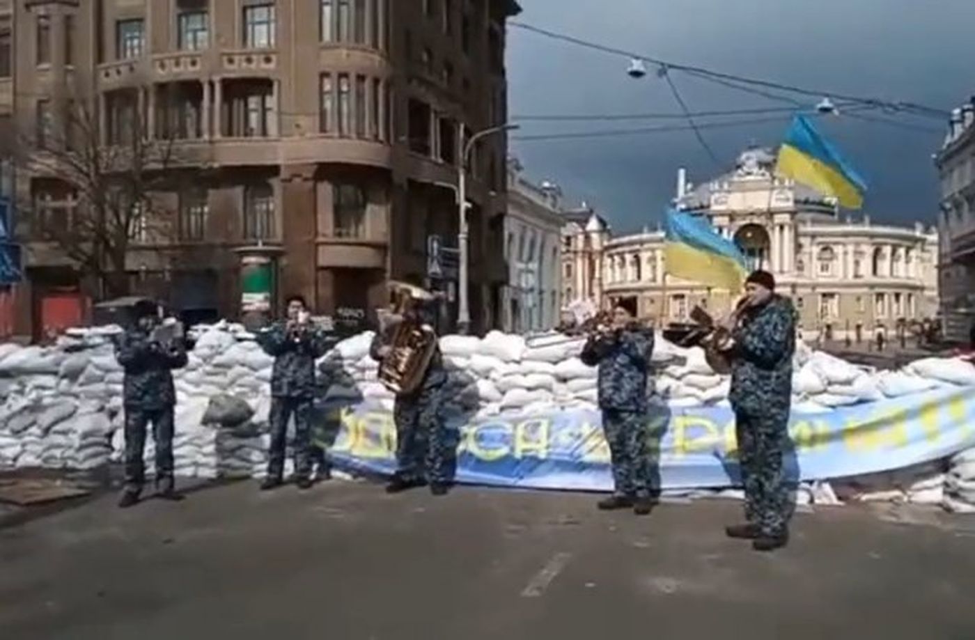 Dureros. Militarii din Ucraina cântă pe străzi. Motivul pentru care fac asta e sfâșâietor.