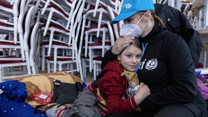 Andreea Marin a rămas fără cuvinte, printre refugiați: „Prea mult de dus. Prea greu”. Foto