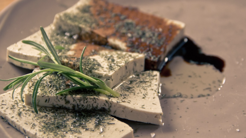 Învățați să preparați brânză tofu acasă. E nevoie de doar trei ingrediente