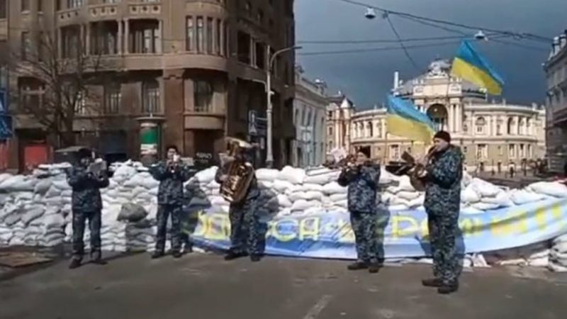 Dureros. Militarii din Ucraina cântă pe străzi. Motivul pentru care fac asta e sfâșâietor.