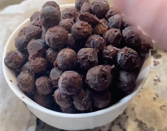 Cum să preparați simplu și rapid fructe trase în ciocolată