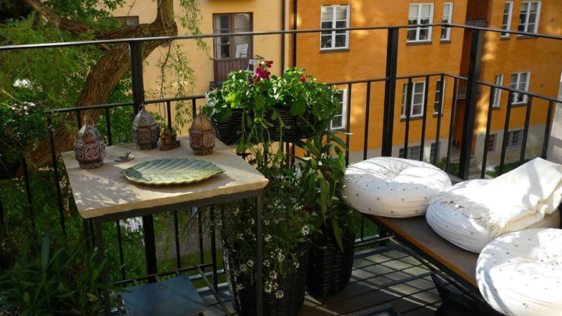 Transformă-ți balconul într-o mică terasă. Va deveni locul tău preferat. Iată câteva idei simple de amenajare