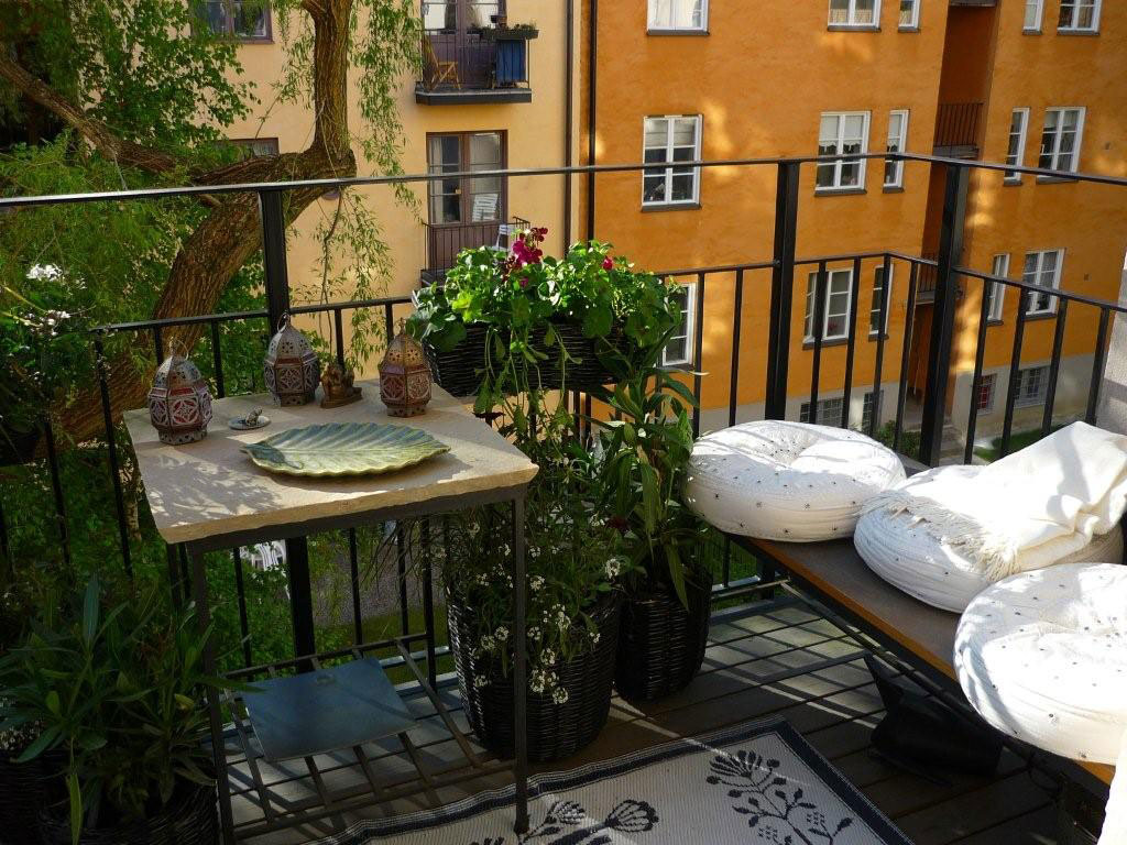Transformă-ți balconul într-o mică terasă. Va deveni locul tău preferat. Iată câteva idei simple de amenajare