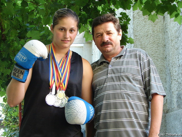 Din ringul de luptă, în strană: O preoteasă din Vrancea, campioană la box