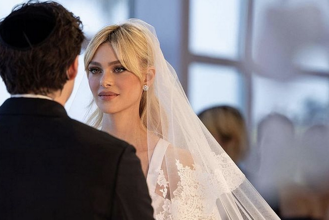 5 lucruri spectaculoase despre rochia de mireasa a soției lui Brooklyn Beckham