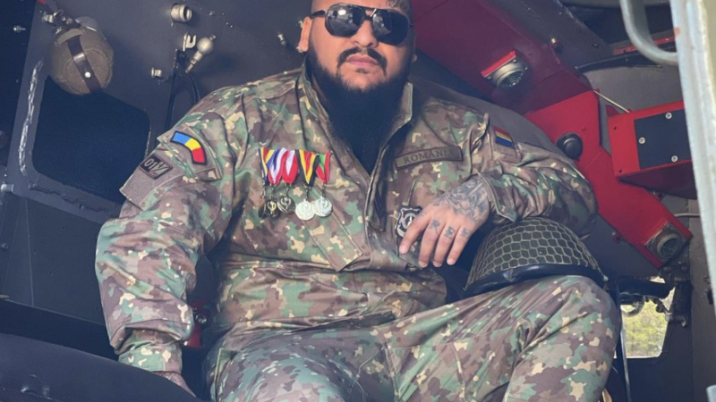 Exclusiv. Îmbrăcat în uniformă militară, Dani Mocanu ține lecții de viață: „Nu haina face pe om”