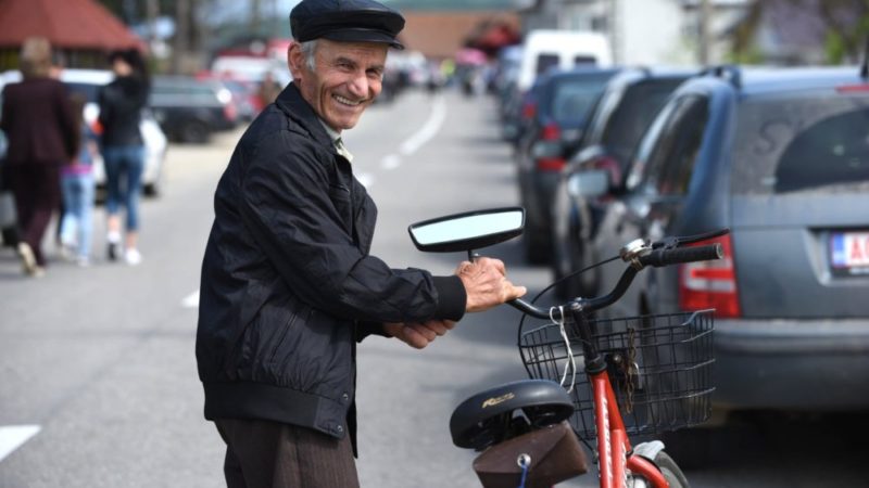 Bancuri cu politicieni: Un țăran își proptește bicicleta de gardul Parlamentului…