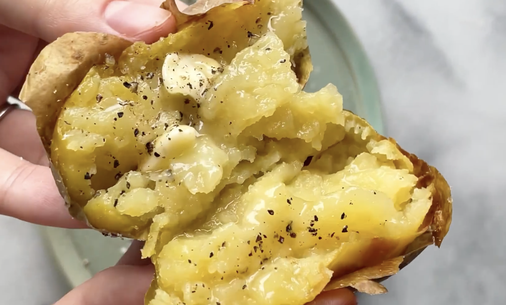 Cartofi copți în sare – cei mai cremoși cartofi pe care îi veți încerca vreodată