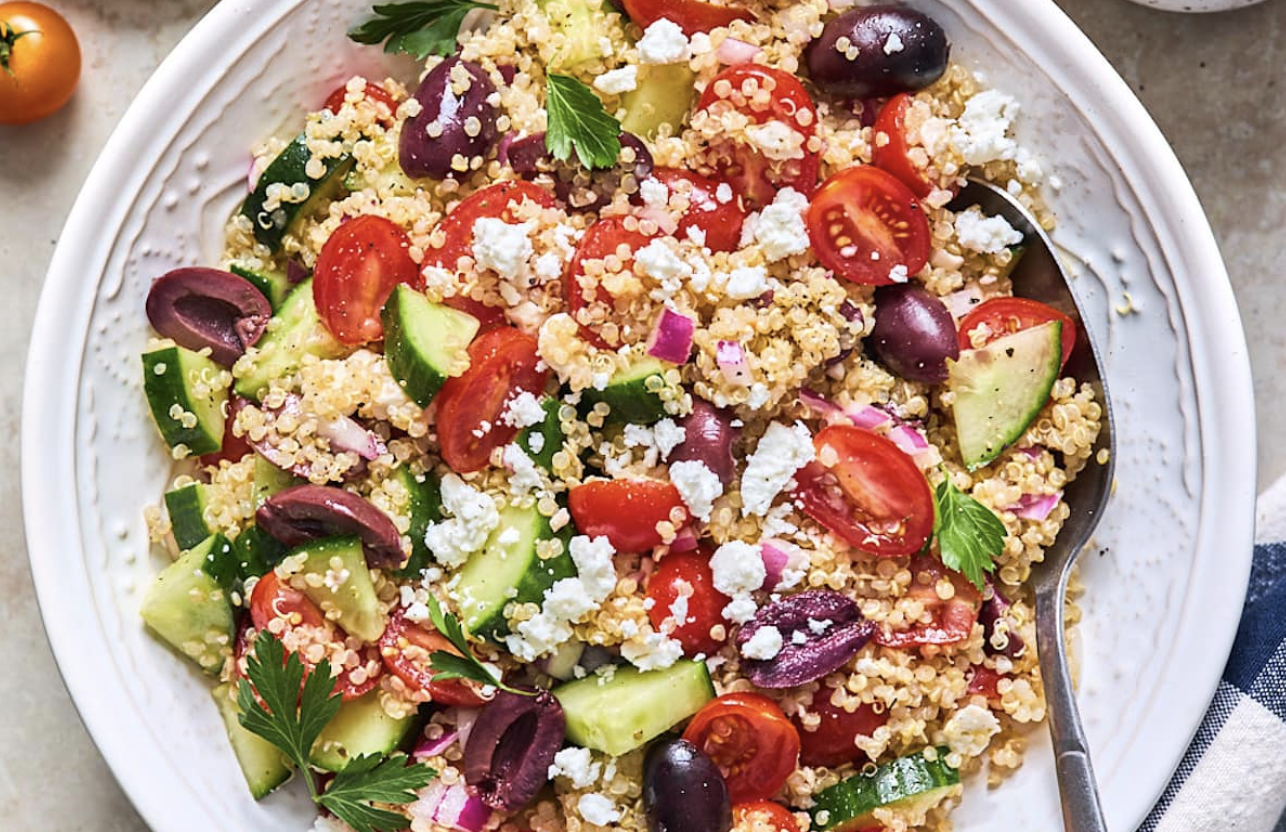 Salată de quinoa în stil grecesc