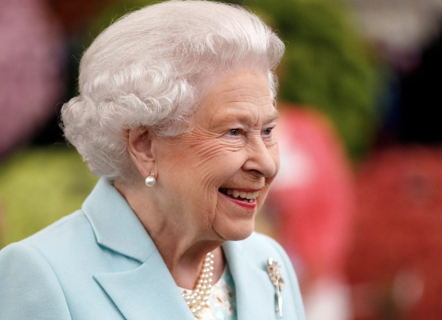 Regina Elisabeta II nu prea se mai descurcă cu mersul pe jos, dar are alternative de lux