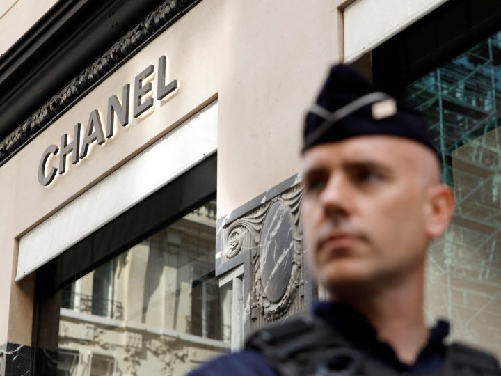 Video. Jaf de milioane de euro în 3 minute! Magazin Chanel din Paris, spart ca-n filme