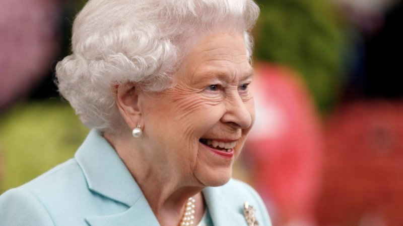 Regina Elisabeta II nu prea se mai descurcă cu mersul pe jos, dar are alternative de lux