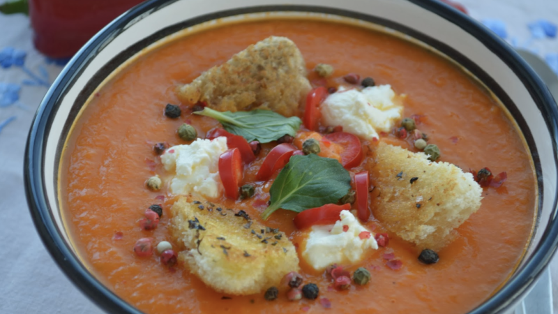 Supă cremă cu ardei gras roşu, un deliciu de vară