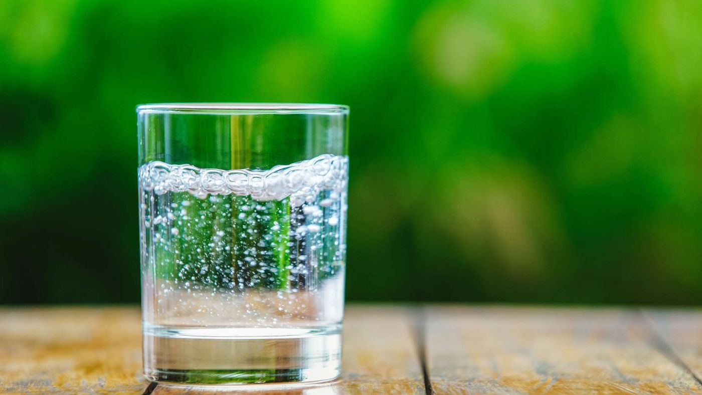 7 băuturi benefice pentru siluetă. „Apa chioară” cu lămâie e printre ele