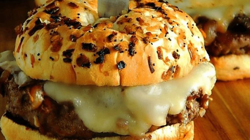Cel mai gustos din câți există: burgerul franțuzesc. Nu veți mai renunța la așa bunătate