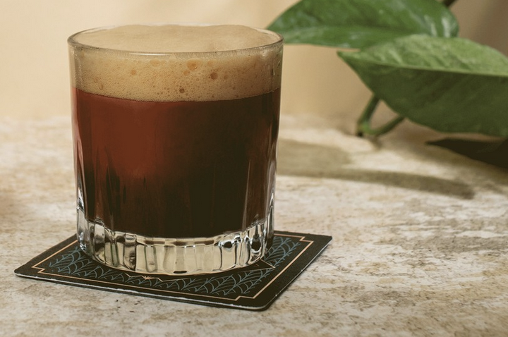 Iată cum trebuie făcut un cocktail cu espresso carajillo. E spectacol!