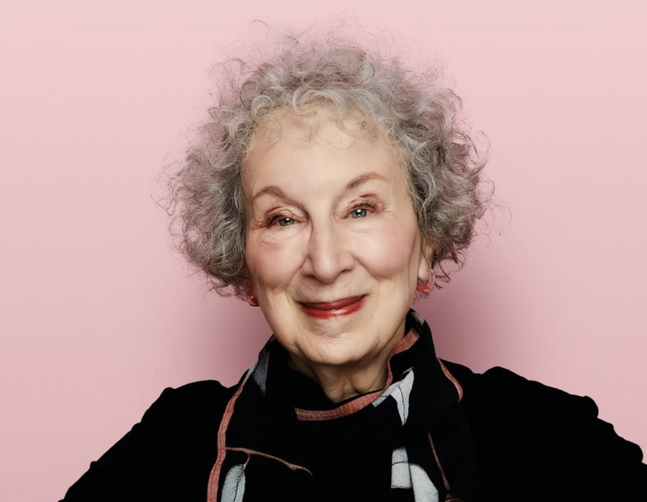 Margaret Atwood, nevoită să vândă o copie ignifugă a romanului Povestea slujitoarei